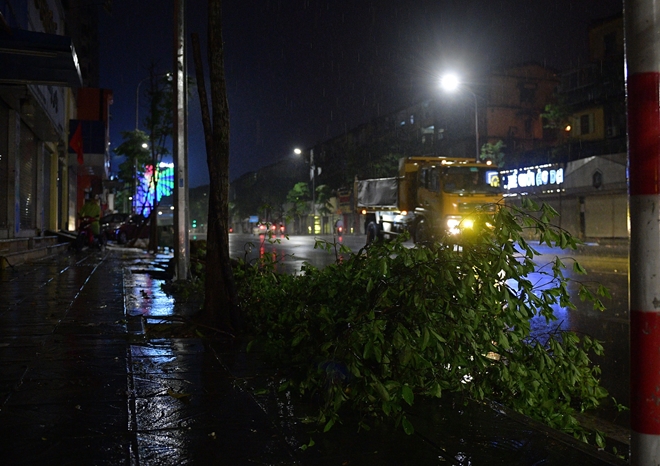 Hà Nội mưa trong đêm, nhiều tuyến đường mênh mông nước - 10