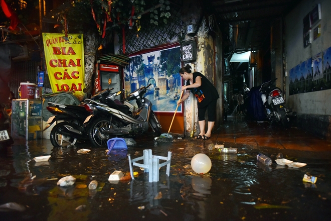 Hà Nội mưa trong đêm, nhiều tuyến đường mênh mông nước - 5