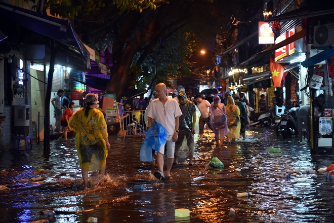 Hà Nội mưa trong đêm, nhiều tuyến đường mênh mông nước - 3