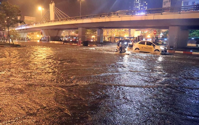 Hà Nội mưa trong đêm, nhiều tuyến đường mênh mông nước - 7