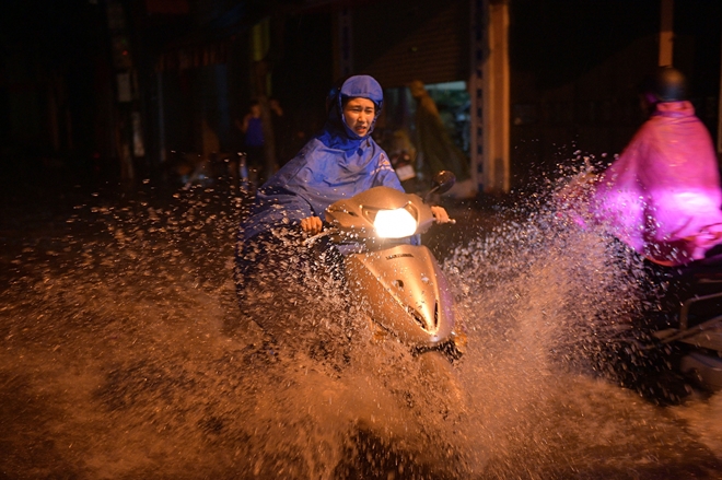 Hà Nội mưa trong đêm, nhiều tuyến đường mênh mông nước - 9