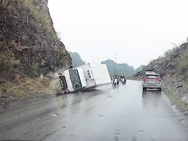 Tin tức ô tô - Xe tải ôm cua mất lái đâm vào sườn núi lật ngang, may mắn không có người bị thương