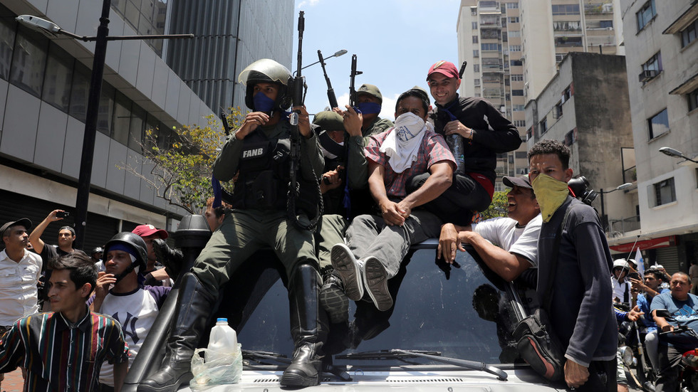 Venezuela cảnh báo sử dụng vũ khí nếu người biểu tình tràn vào phủ tổng thống - 1