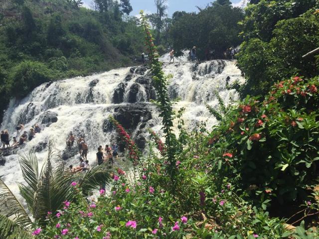 Du lịch - Độc, lạ thác 5 tầng hút khách du lịch dịp lễ ở Đắk Nông