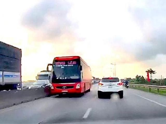 Tin tức trong ngày - Phạt nhà xe có tài xế phóng ô tô khách ngược chiều
