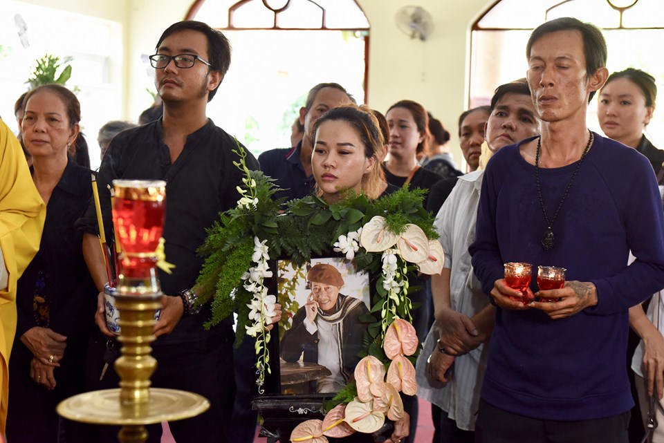 Ốc Thanh Vân và các đồng nghiệp khóc thương khi đến viếng nghệ sĩ Lê Bình - 3