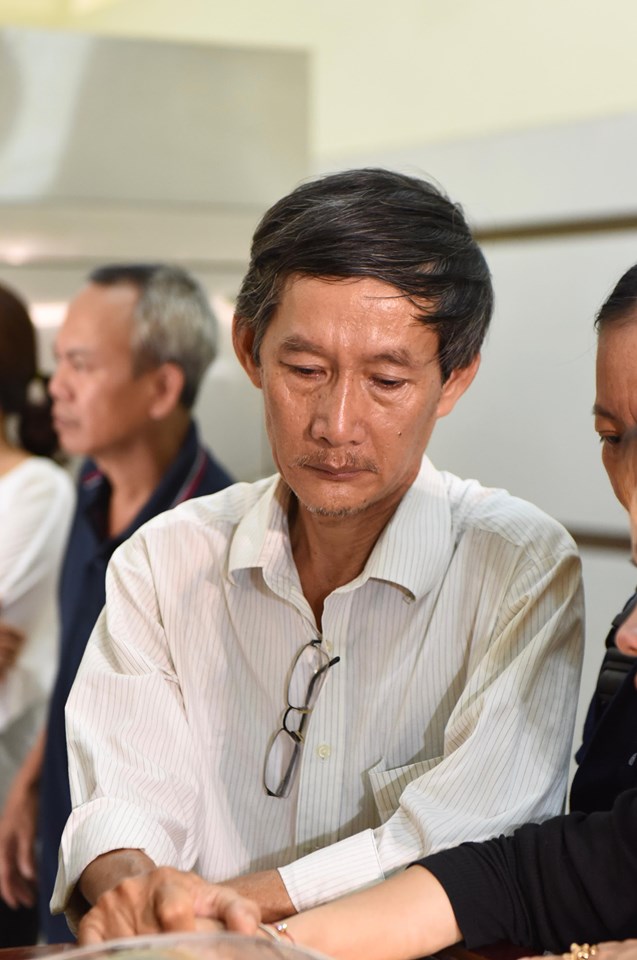 Ốc Thanh Vân và các đồng nghiệp khóc thương khi đến viếng nghệ sĩ Lê Bình - 1