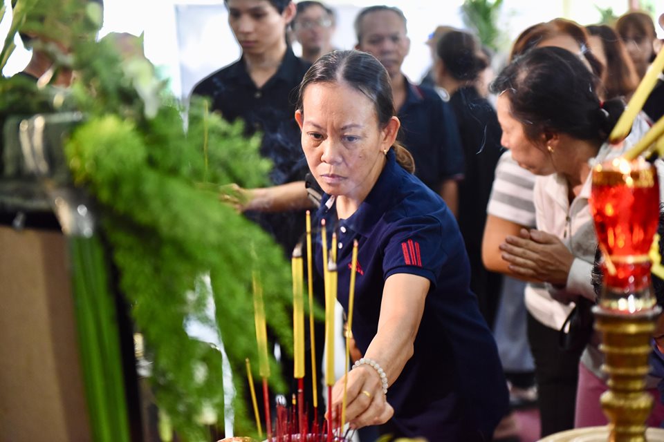 Ốc Thanh Vân và các đồng nghiệp khóc thương khi đến viếng nghệ sĩ Lê Bình - 10