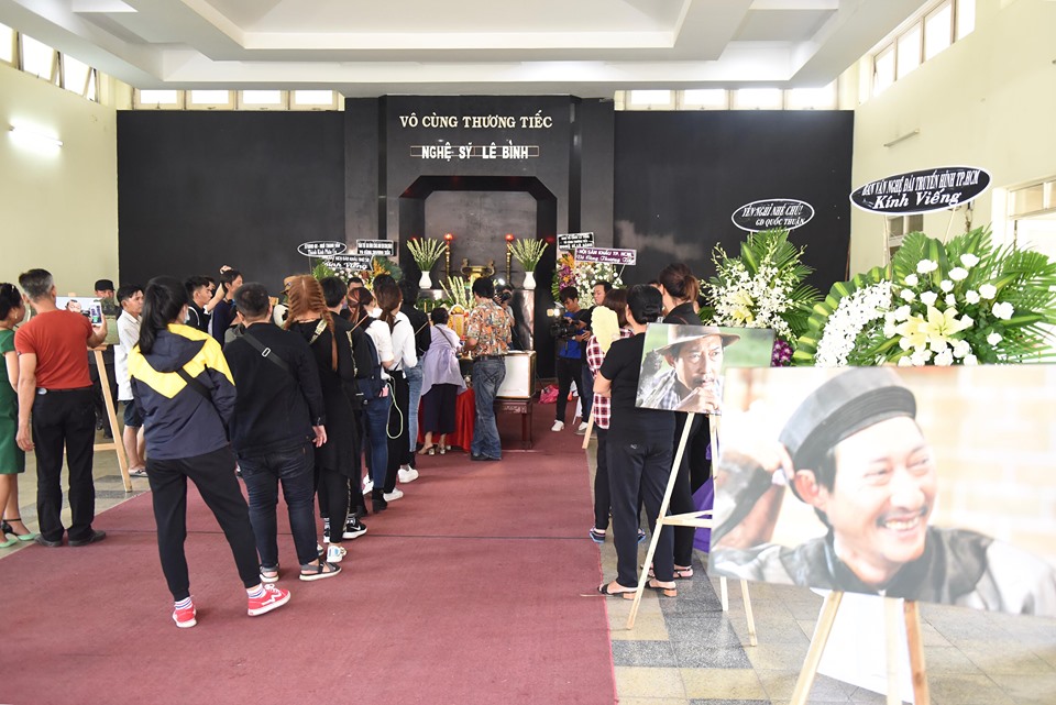 Ốc Thanh Vân và các đồng nghiệp khóc thương khi đến viếng nghệ sĩ Lê Bình - 4