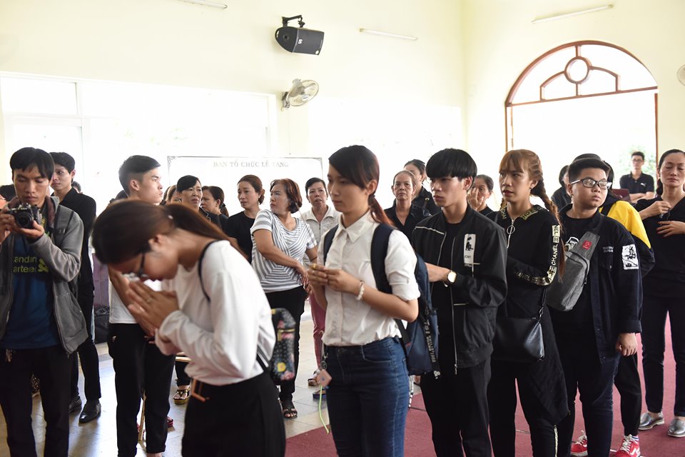 Ốc Thanh Vân và các đồng nghiệp khóc thương khi đến viếng nghệ sĩ Lê Bình - 6