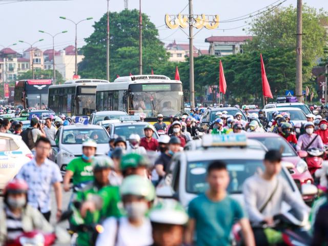 Tin tức trong ngày - Người dân vật vã, bơ phờ đổ về HN, TP.HCM ngày nghỉ lễ cuối