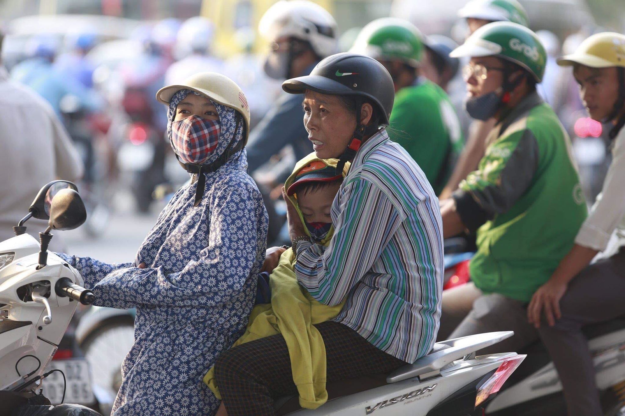 Người dân vật vã, bơ phờ đổ về HN, TP.HCM ngày nghỉ lễ cuối - 3