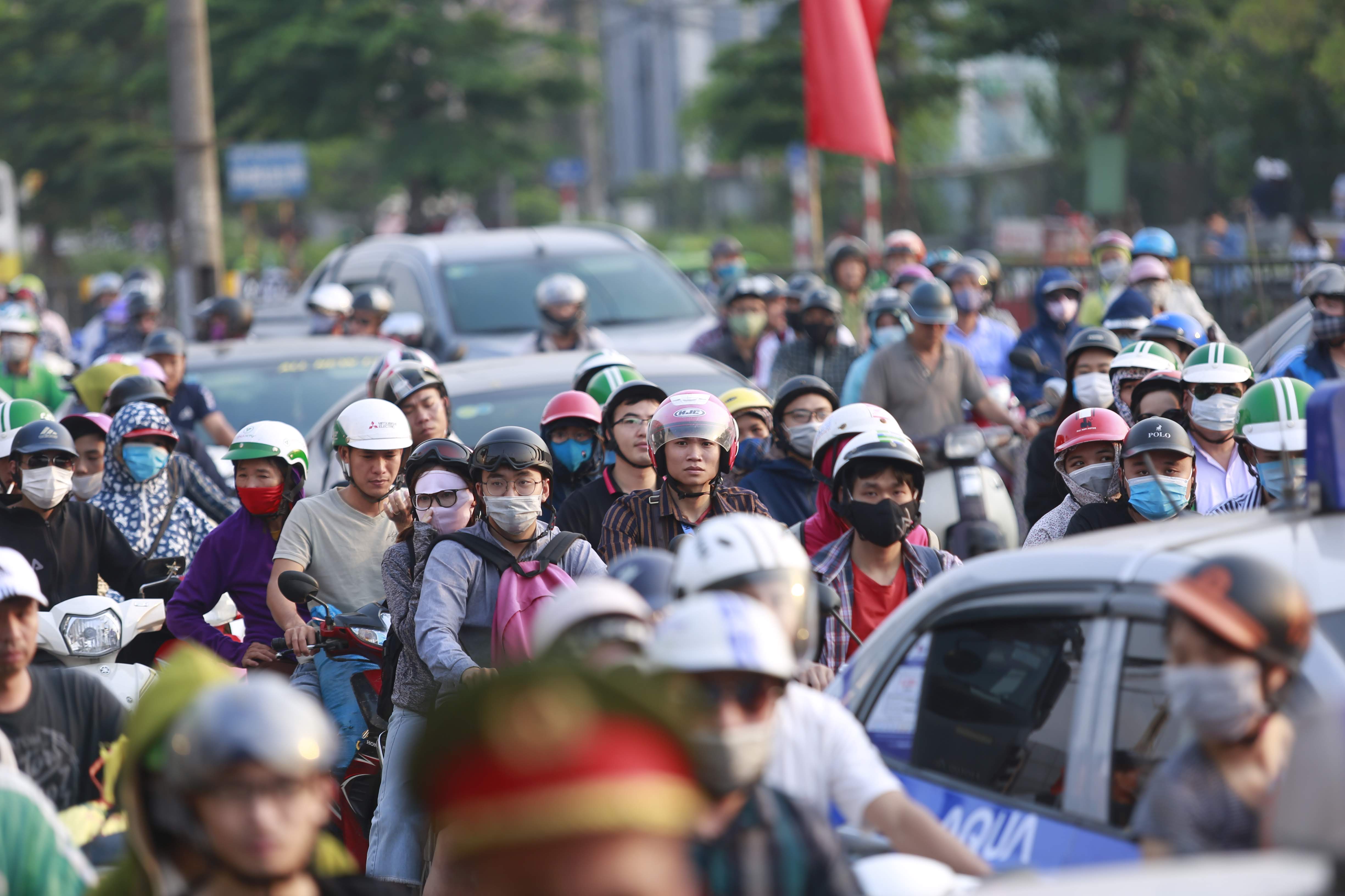 Người dân vật vã, bơ phờ đổ về HN, TP.HCM ngày nghỉ lễ cuối - 2