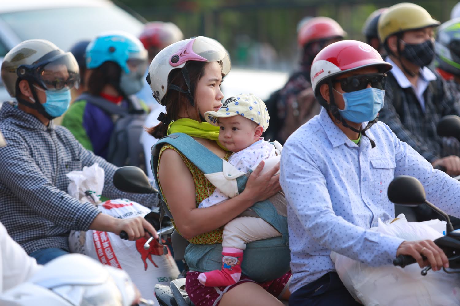 Người dân vật vã, bơ phờ đổ về HN, TP.HCM ngày nghỉ lễ cuối - 4