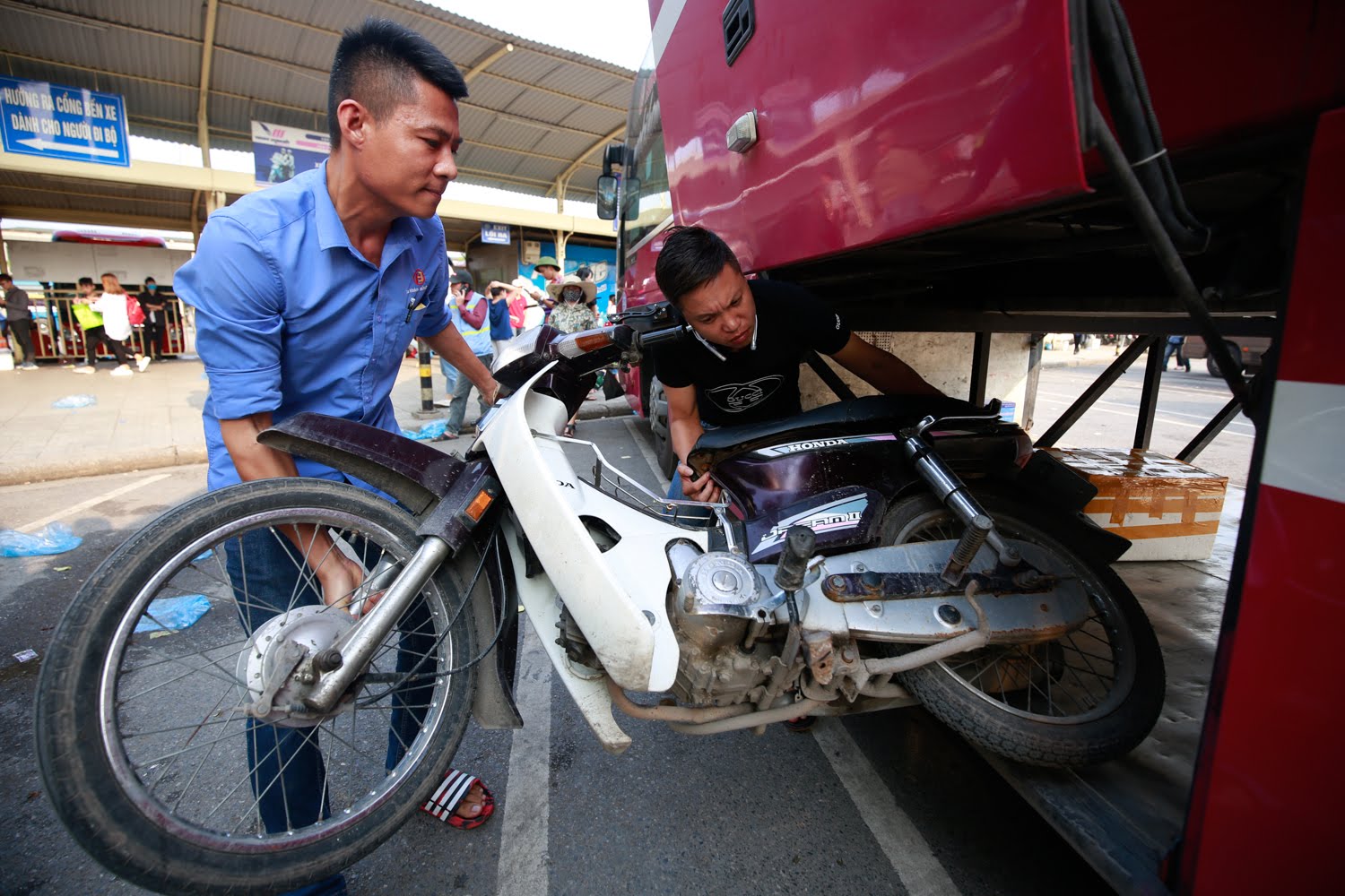 Người dân vật vã, bơ phờ đổ về HN, TP.HCM ngày nghỉ lễ cuối - 9