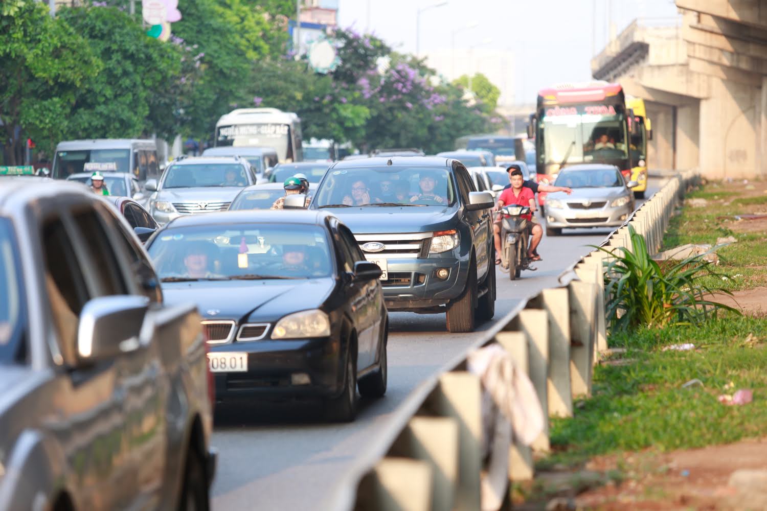 Người dân vật vã, bơ phờ đổ về HN, TP.HCM ngày nghỉ lễ cuối - 6