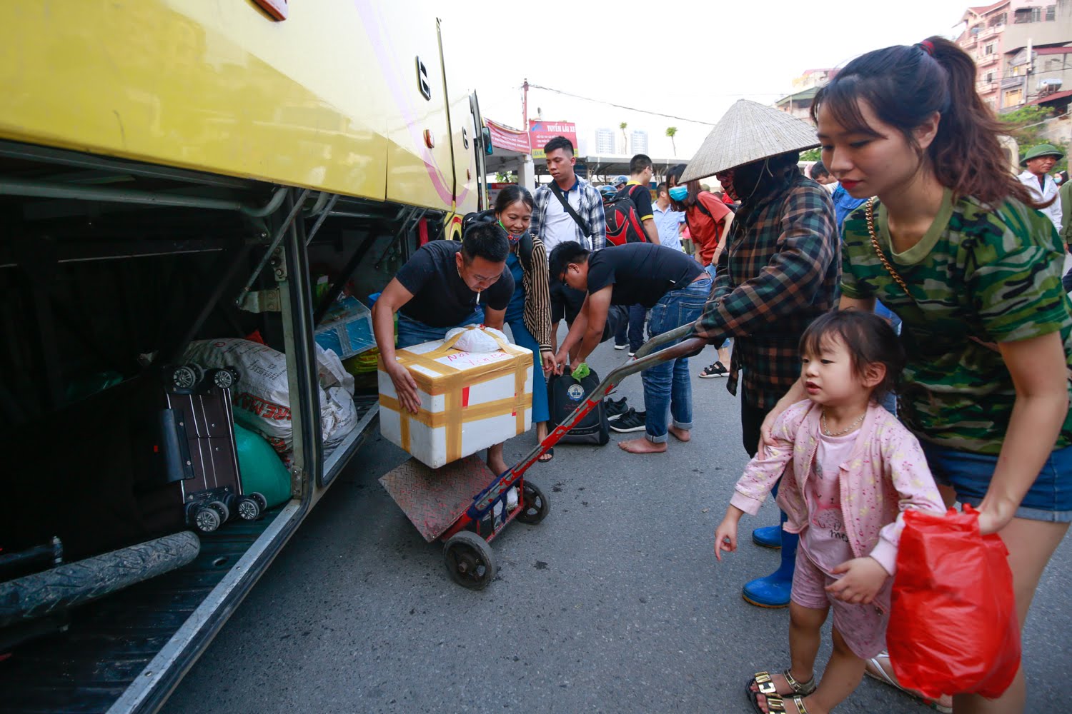Người dân vật vã, bơ phờ đổ về HN, TP.HCM ngày nghỉ lễ cuối - 8