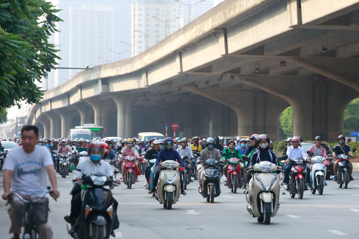 Người dân vật vã, bơ phờ đổ về HN, TP.HCM ngày nghỉ lễ cuối - 7