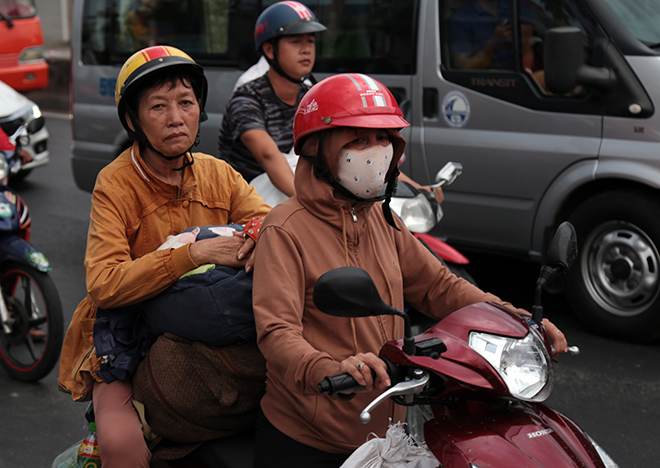 Người dân vật vã, bơ phờ đổ về HN, TP.HCM ngày nghỉ lễ cuối - 15