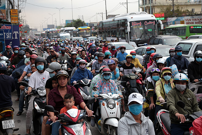 Người dân vật vã, bơ phờ đổ về HN, TP.HCM ngày nghỉ lễ cuối - 11
