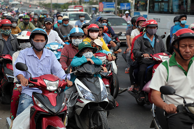 Người dân vật vã, bơ phờ đổ về HN, TP.HCM ngày nghỉ lễ cuối - 14