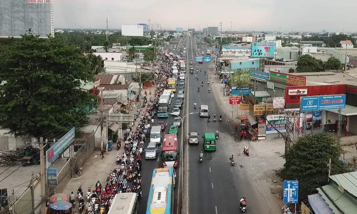 Người dân vật vã, bơ phờ đổ về HN, TP.HCM ngày nghỉ lễ cuối - 12