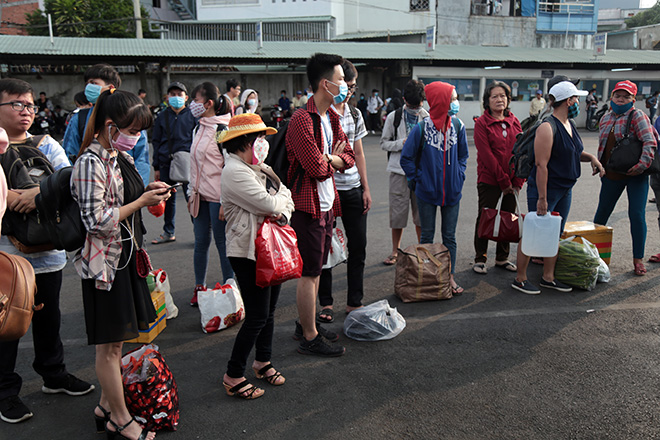 Người dân vật vã, bơ phờ đổ về HN, TP.HCM ngày nghỉ lễ cuối - 19