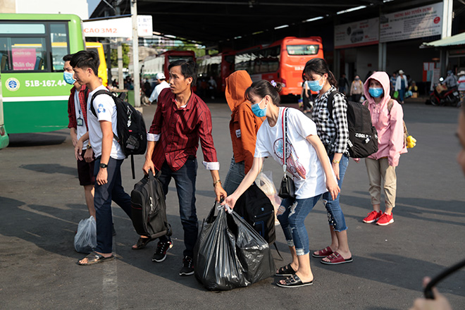 Người dân vật vã, bơ phờ đổ về HN, TP.HCM ngày nghỉ lễ cuối - 17