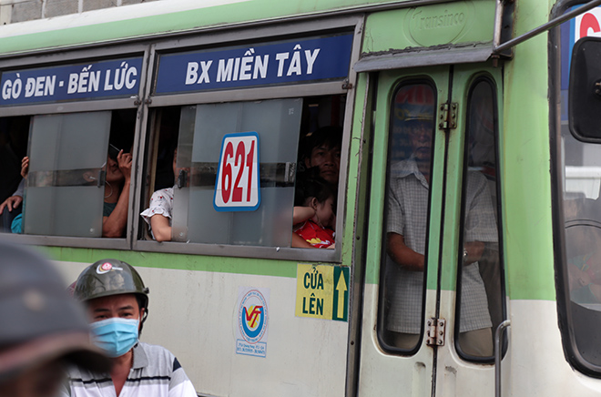 Người dân vật vã, bơ phờ đổ về HN, TP.HCM ngày nghỉ lễ cuối - 16