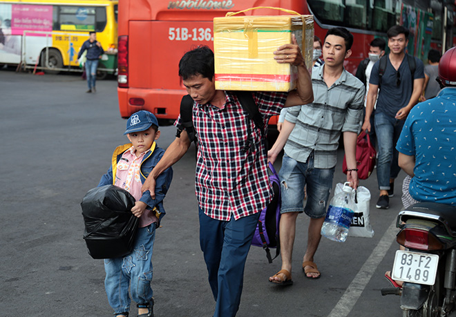 Người dân vật vã, bơ phờ đổ về HN, TP.HCM ngày nghỉ lễ cuối - 18