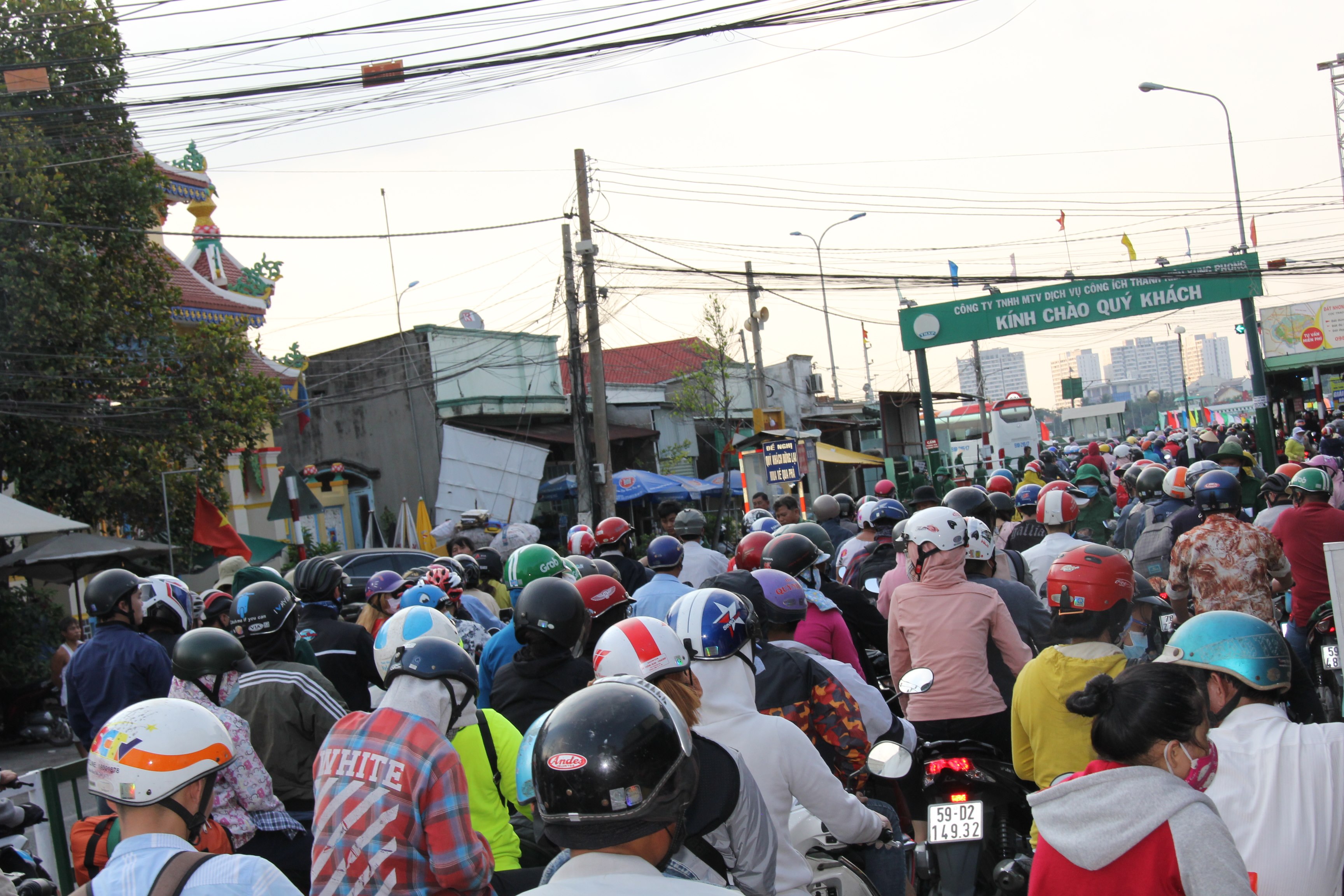 Người dân vật vã, bơ phờ đổ về HN, TP.HCM ngày nghỉ lễ cuối - 22