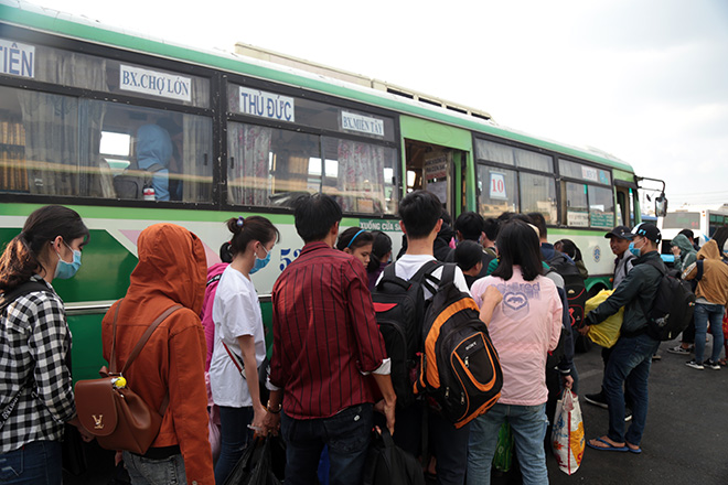 Người dân vật vã, bơ phờ đổ về HN, TP.HCM ngày nghỉ lễ cuối - 20
