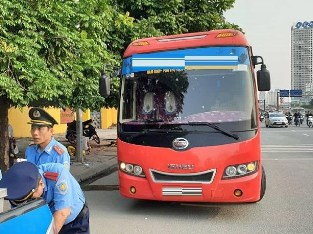 Tin tức trong ngày - Hành khách tố cáo, xe 29 chỗ nhét 73 người bị bắt tại trận