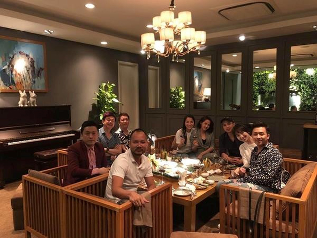 Trong những bức hình chụp chung cùng bạn bè, cặp đôi khiến nhiều khán giả thắc mắc về chuyện tình cảm.