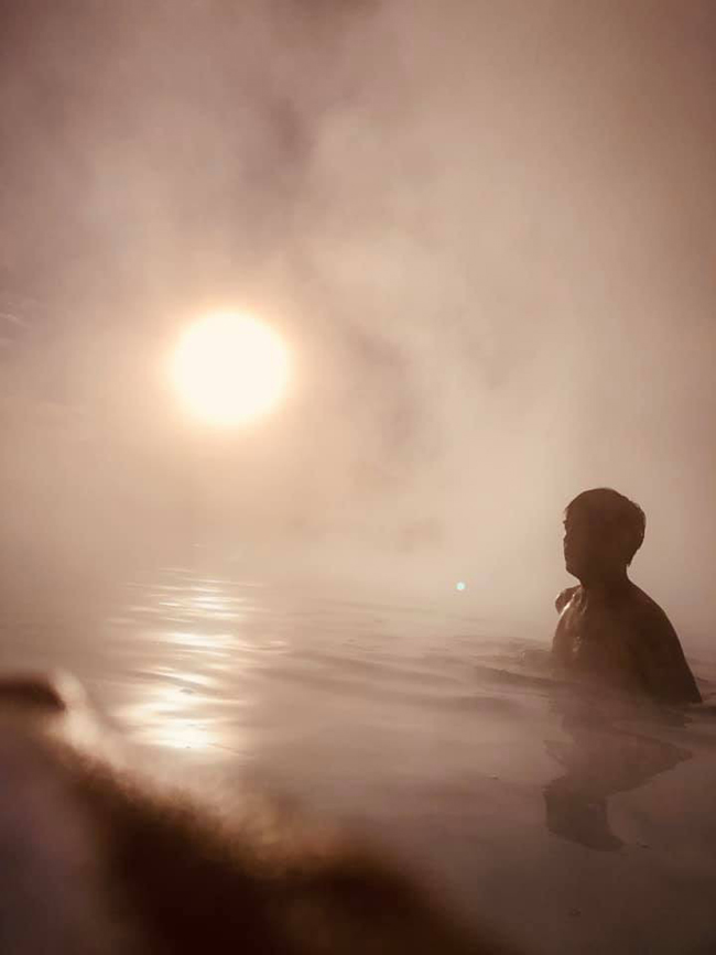 Ngay cả bức hình chụp khi tắm nước nóng, Hồ Quang Hiếu cũng cho thấy anh đang đi du lịch cùng một người đặc biệt.