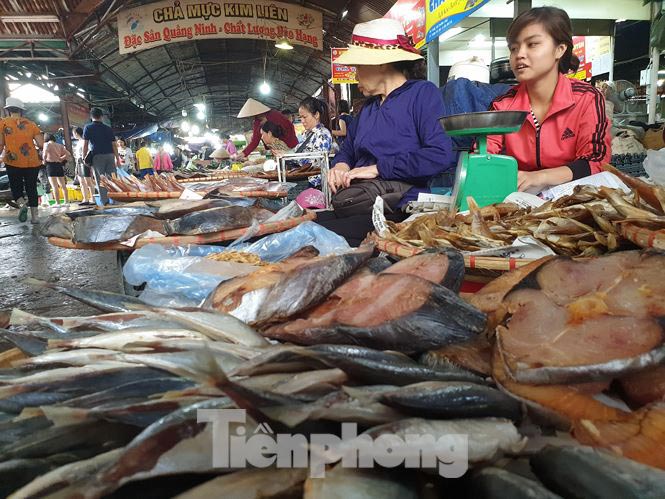 Ngày cuối kỳ nghỉ, du khách đổ xô về chợ Hạ Long mua hải sản - 1