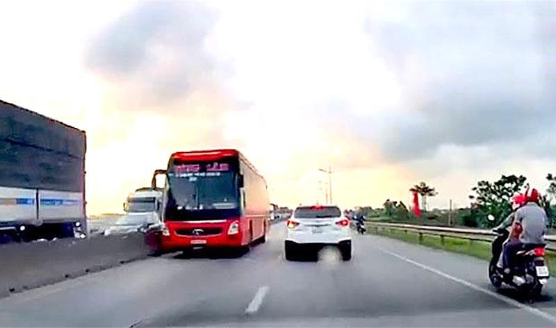 Phạt nhà xe có tài xế phóng ô tô khách ngược chiều - 1