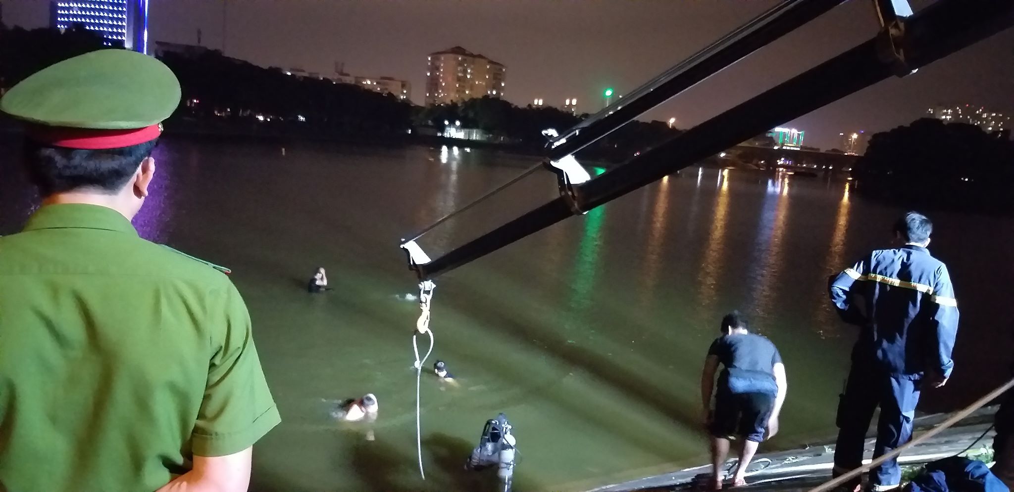 Ô tô bất ngờ băng qua vỉa hè, phi thẳng xuống hồ Linh Đàm - 2