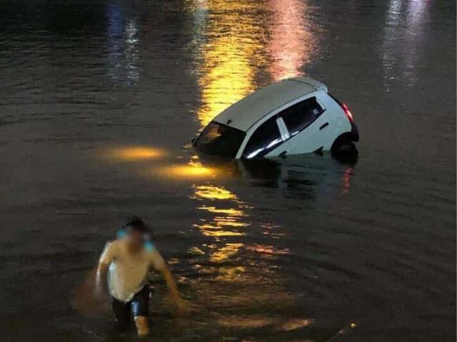 Tin tức trong ngày - Ô tô bất ngờ băng qua vỉa hè, phi thẳng xuống hồ Linh Đàm