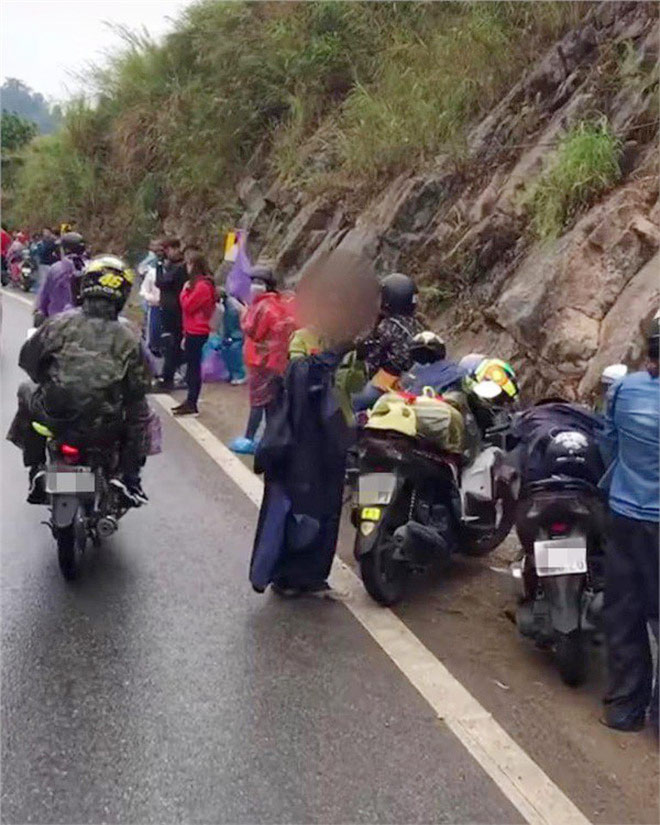 Nhóm phượt thủ khiến dân mạng phẫn nộ vì vứt rác ven đường - 1