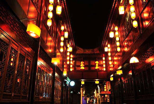 8. Phố cổ Jinli

Phố cổ Jinli là con con phố ăn vặt nổi tiếng ở Thành Đô. Bầu không khí đậm chất quá khứ đem đến một cái nhìn rất hoài cổ. Du khách đến đây rất thích cảm giác được thong thả tản bộ và bị thu hút bởi cảnh vật đẹp như tranh vẽ.
