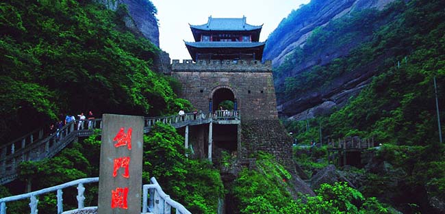 12.Đèo Jianmen

Jianmen Pass là một công viên địa chất tích hợp nhiều nền văn hóa khác nhau. Sự tráng lệ, yên tĩnh, câu chuyện lịch sử của nó khiến nó trở nơi rất nổi tiếng.