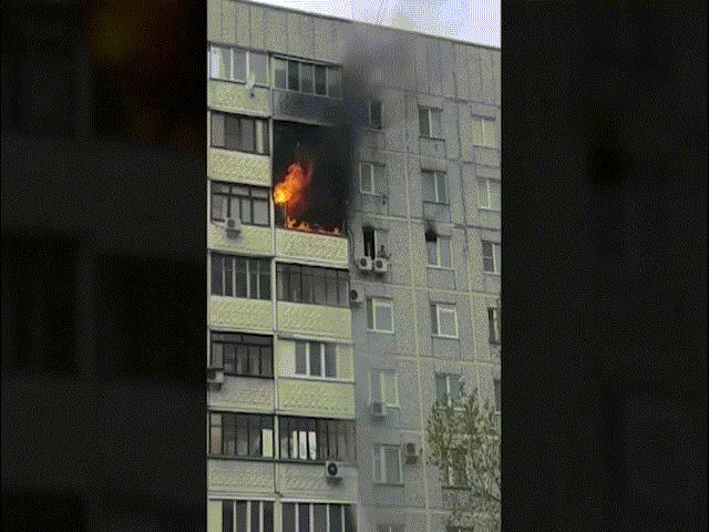 Thế giới - Cậu bé Nga trèo khỏi căn hộ cháy rực, ngồi vắt vẻo trên cục nóng điều hòa cao 24m