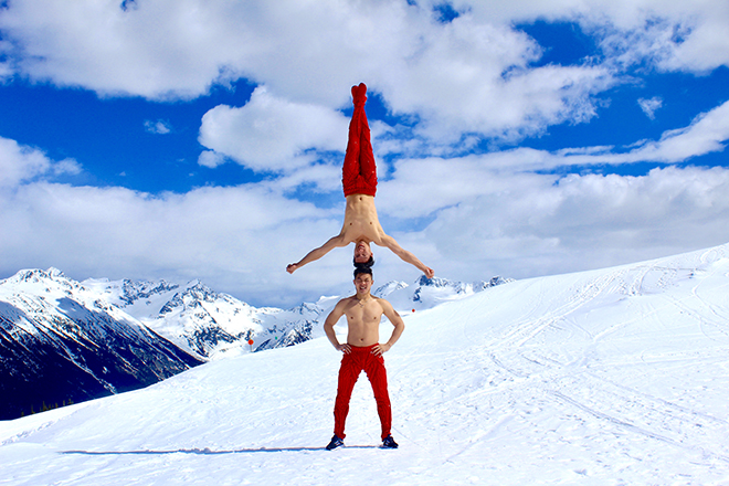 Quốc Cơ, Quốc Nghiệp cởi trần diễn xiếc dưới cái lạnh -10 độ C tại Canada - 4