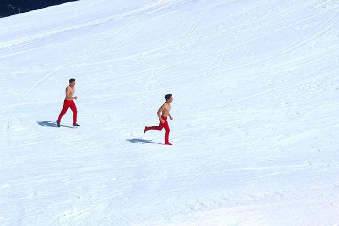 Quốc Cơ, Quốc Nghiệp cởi trần diễn xiếc dưới cái lạnh -10 độ C tại Canada - 7