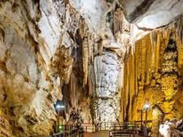 Du lịch - Du khách thản nhiên phá hủy khối thạch nhũ hàng triệu năm tuổi về làm kỷ niệm