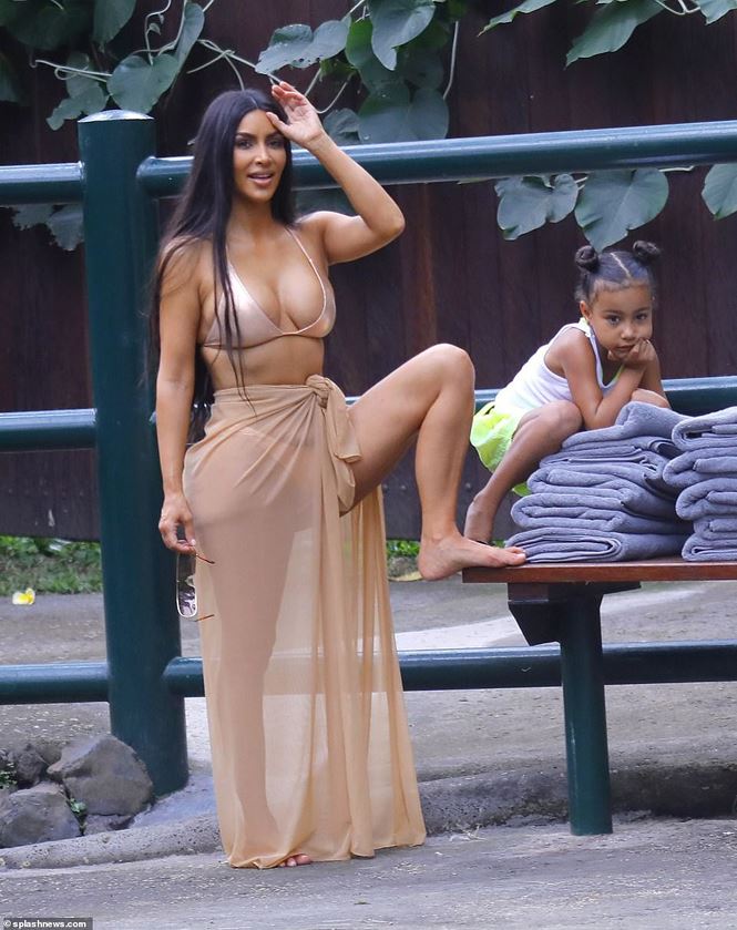 Kim "siêu vòng 3" gây bức xúc vì... mặc mát mẻ cưỡi voi - 6
