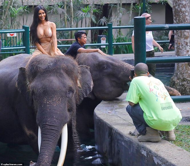 Kim "siêu vòng 3" gây bức xúc vì... mặc mát mẻ cưỡi voi - 8