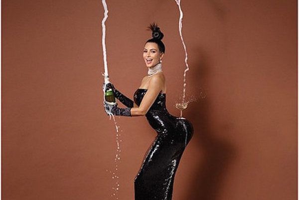 Kim "siêu vòng 3" gây bức xúc vì... mặc mát mẻ cưỡi voi - 10