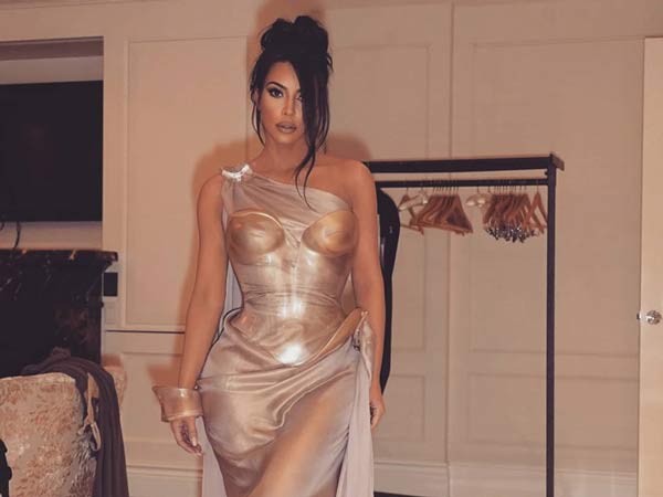 Kim "siêu vòng 3" gây bức xúc vì... mặc mát mẻ cưỡi voi - 12